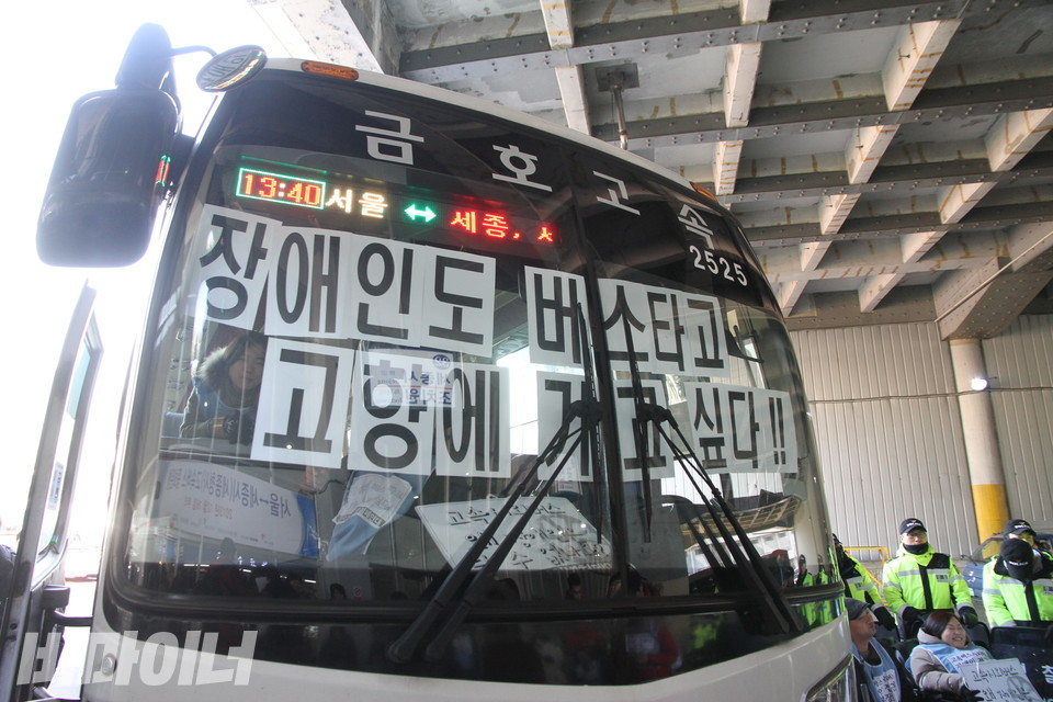 대만의 휠체어 리프트 설치 고속버스 내부, 2개의 휠체어석이 마련되어 있다.